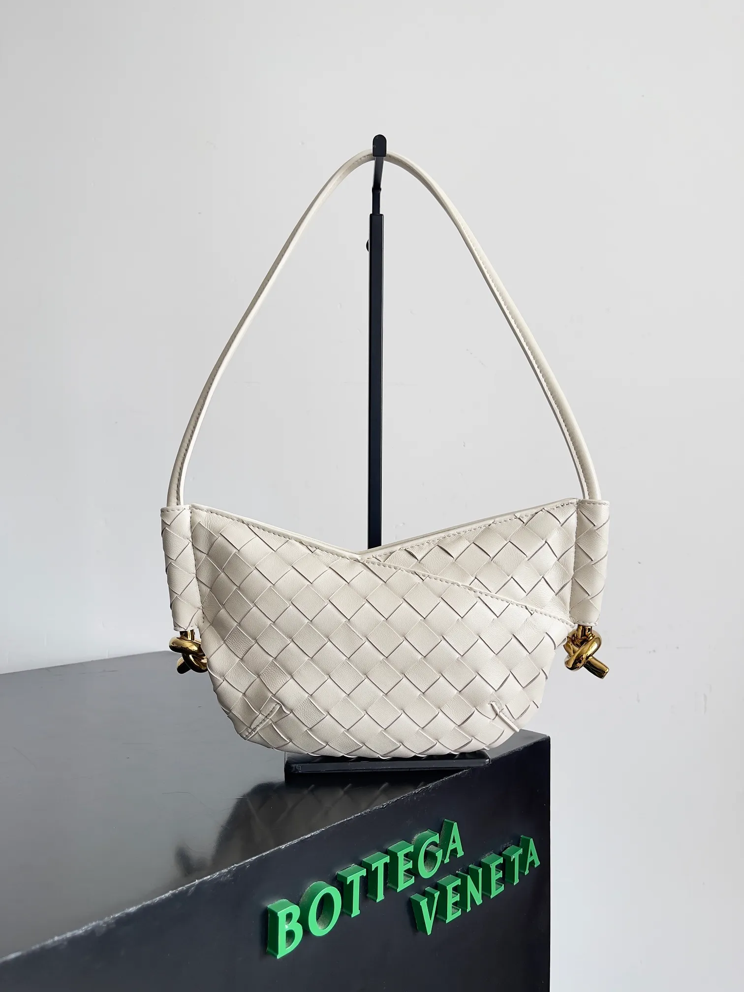 Batch 1660 BVMini Solstce's latest armpit bag, with a relaxed feel in summer. It's really cute. Knot metal knots are decorated on both sides to add interest. BV's recent soul elements are not found in every bag. Compared with the other two sizes, this mini is more elegant and refined. Niche personality 🉑Salt🉑Sweet Style number: 796378 Size: 28*18*depth 5cm